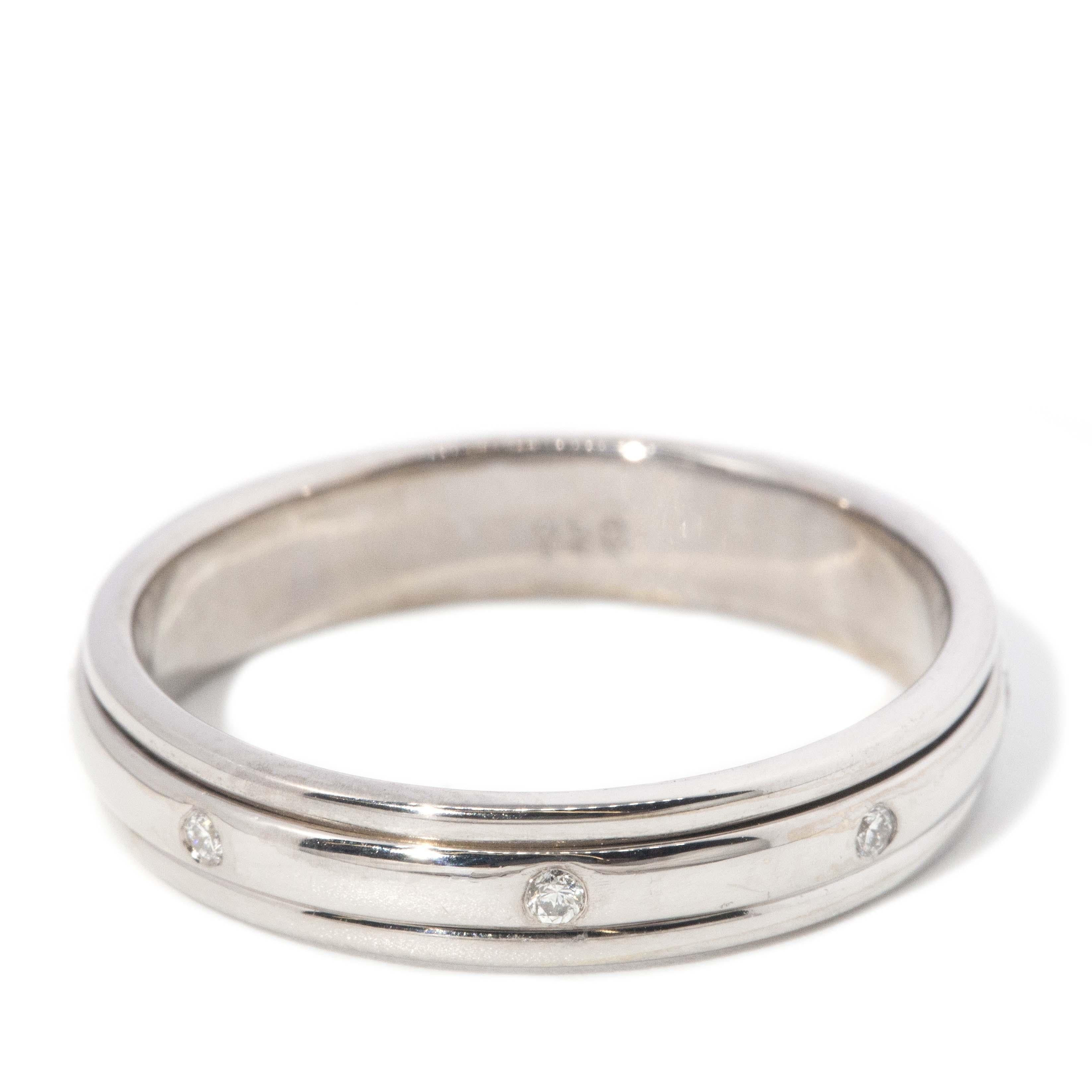 Contemporary Hammer Set Spinning Diamond Band 18 Carat White Gold CHECK SIZE