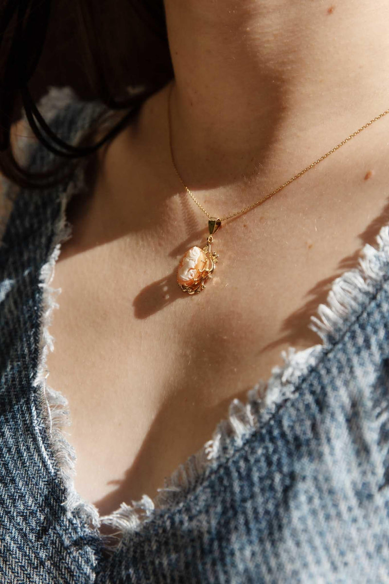 Cherie 1960s Lady Shell Cameo Pendant 9ct Gold
