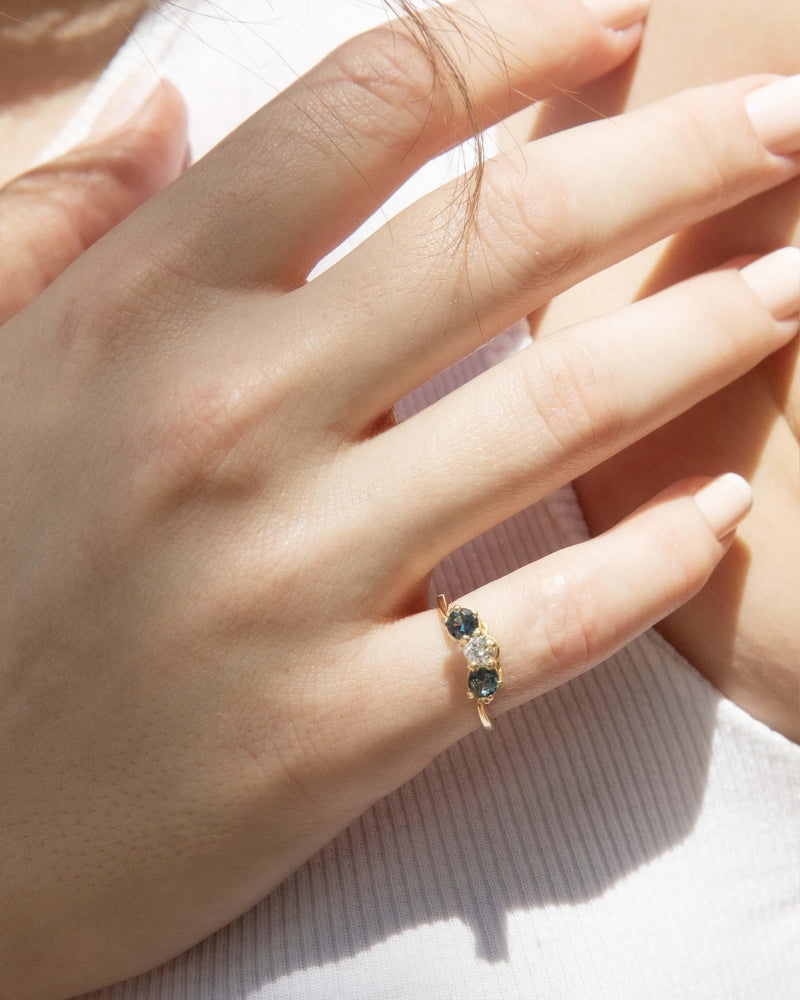 Contemporary Teal Sapphire & Diamond Ring 18 Carat Yellow Gold