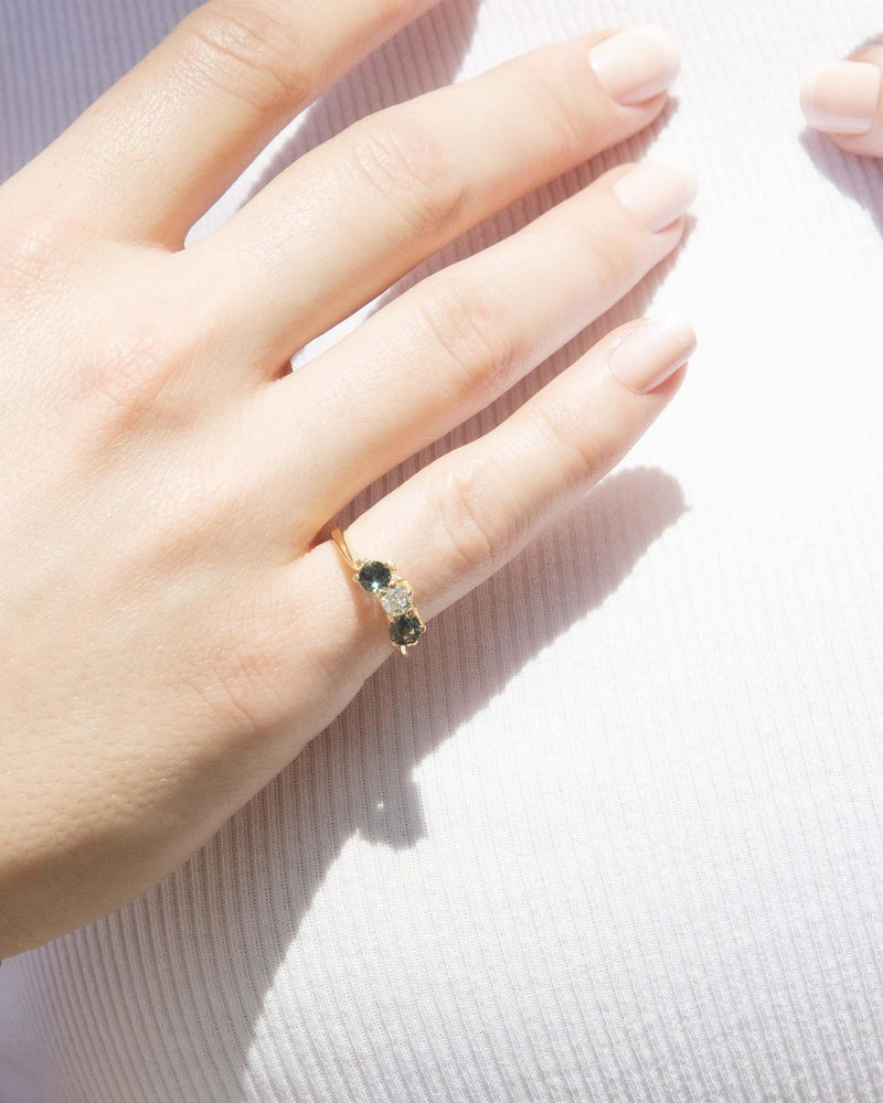 Contemporary Teal Sapphire & Diamond Ring 18 Carat Yellow Gold