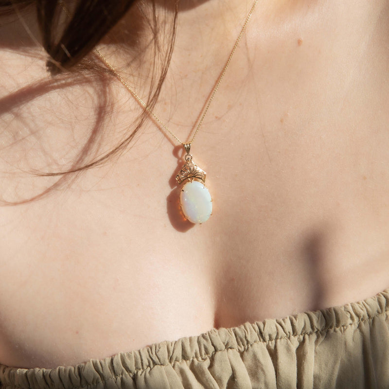 Vintage Circa 1950s Oval Crystal Opal Doublet Pendant 14 Carat Gold