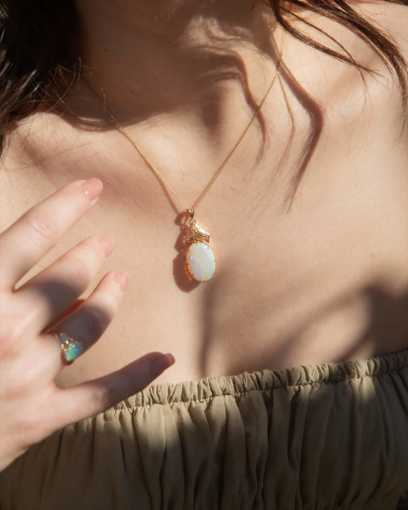 Vintage Circa 1950s Oval Crystal Opal Doublet Pendant 14 Carat Gold