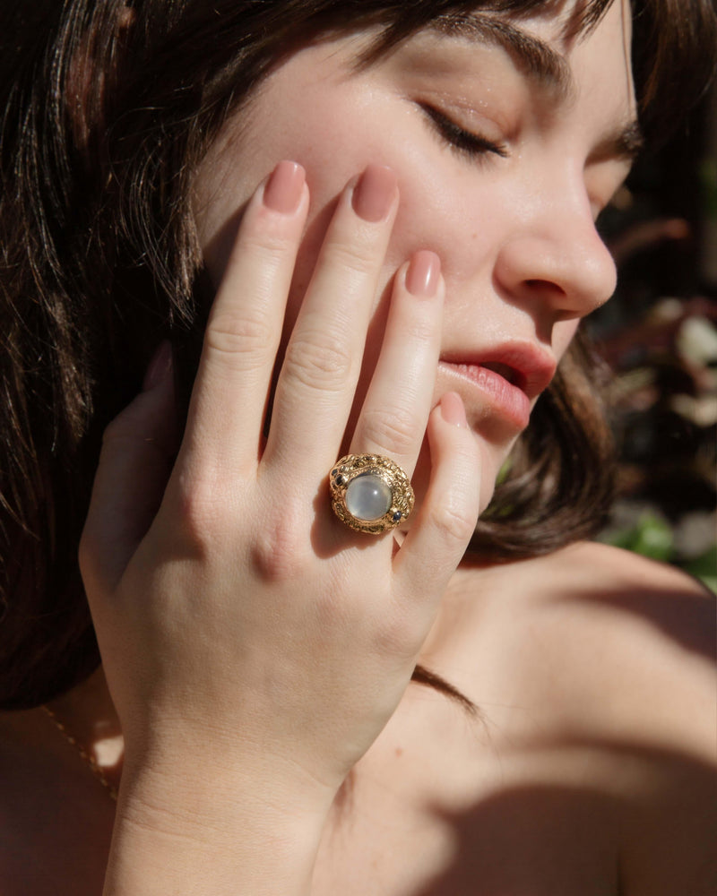 Vintage Circa 1980s Cats Eye Moonstone & Sapphire Ring 18 Carat Gold