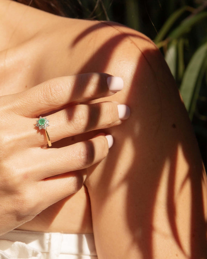 Vintage 1974 Hallmarked Emerald & Diamond Cluster Ring 18 Carat Gold