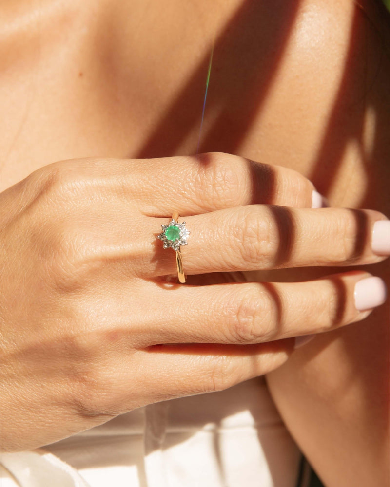 Vintage 1974 Hallmarked Emerald & Diamond Cluster Ring 18 Carat Gold