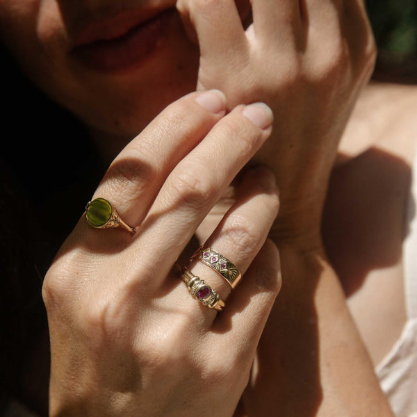 Vintage Circa 1980s Oval Patterned Signet Ring 9 Yellow Gold
