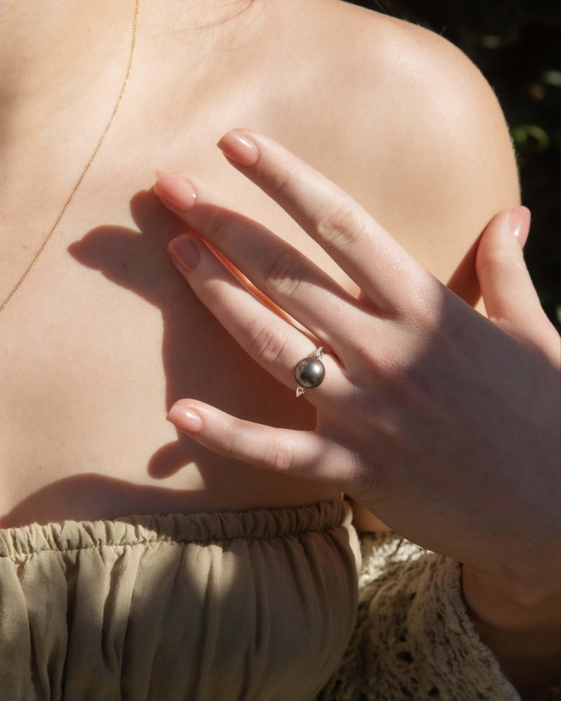 Contemporary Tahitian Pearl & Sapphire Ring 18 Carat White Gold