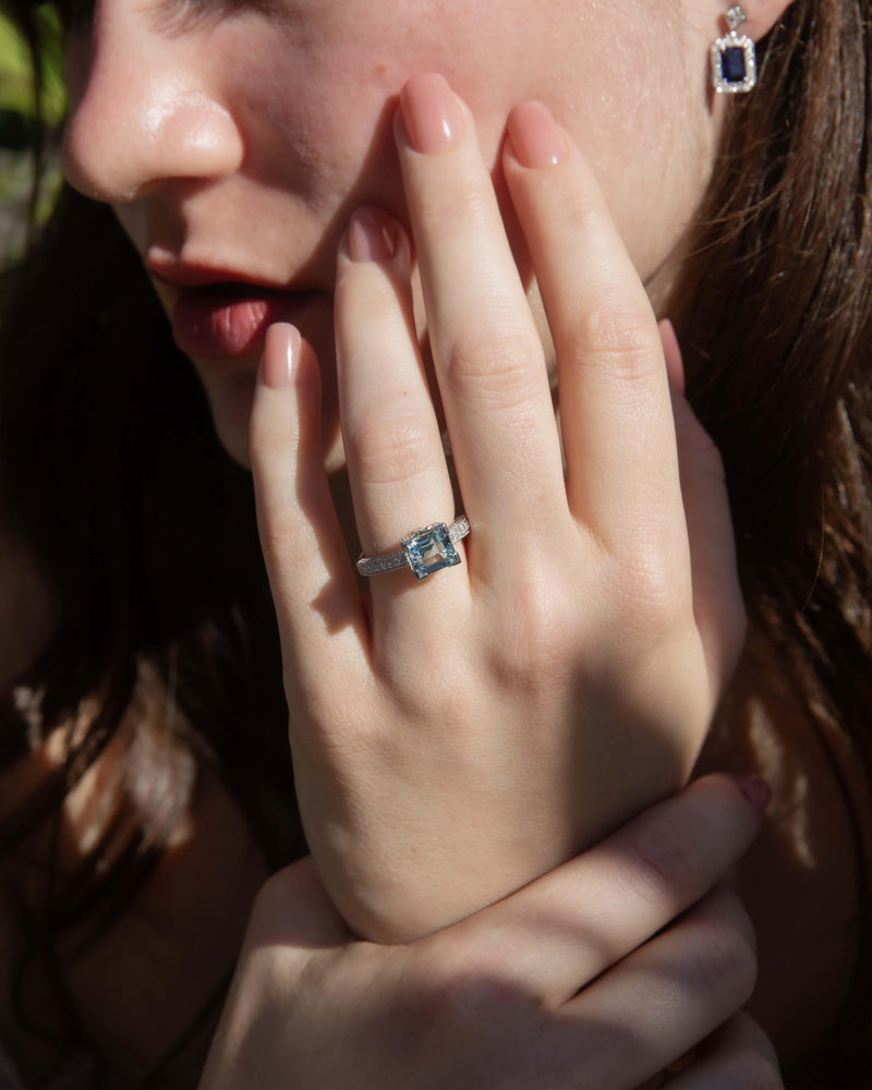 Vintage Circa 1990s Aquamarine & Diamond Ring 14 Carat White Gold