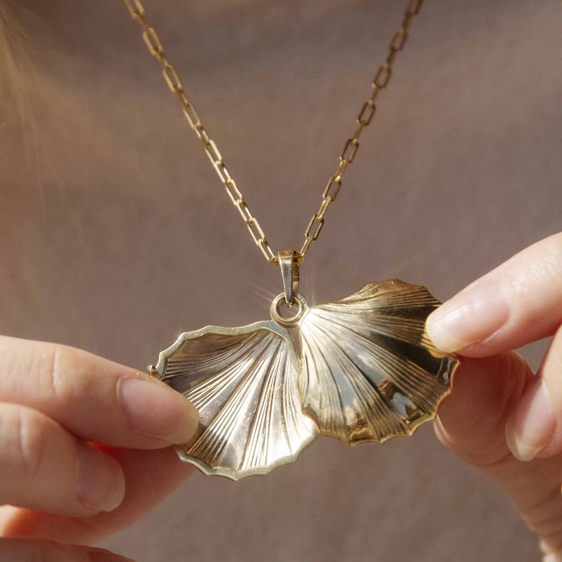 Phyllis 1960s Sliding Seashell Locket & Chain 9ct Gold Pendants/Necklaces Imperial Jewellery 