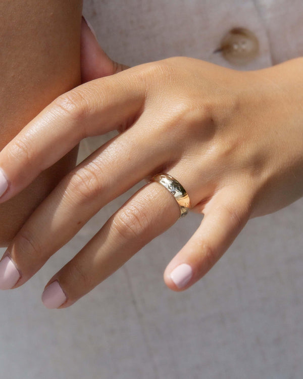 Vintage Circa 1960s Hand Engraved Band 9 Carat Yellow Gold