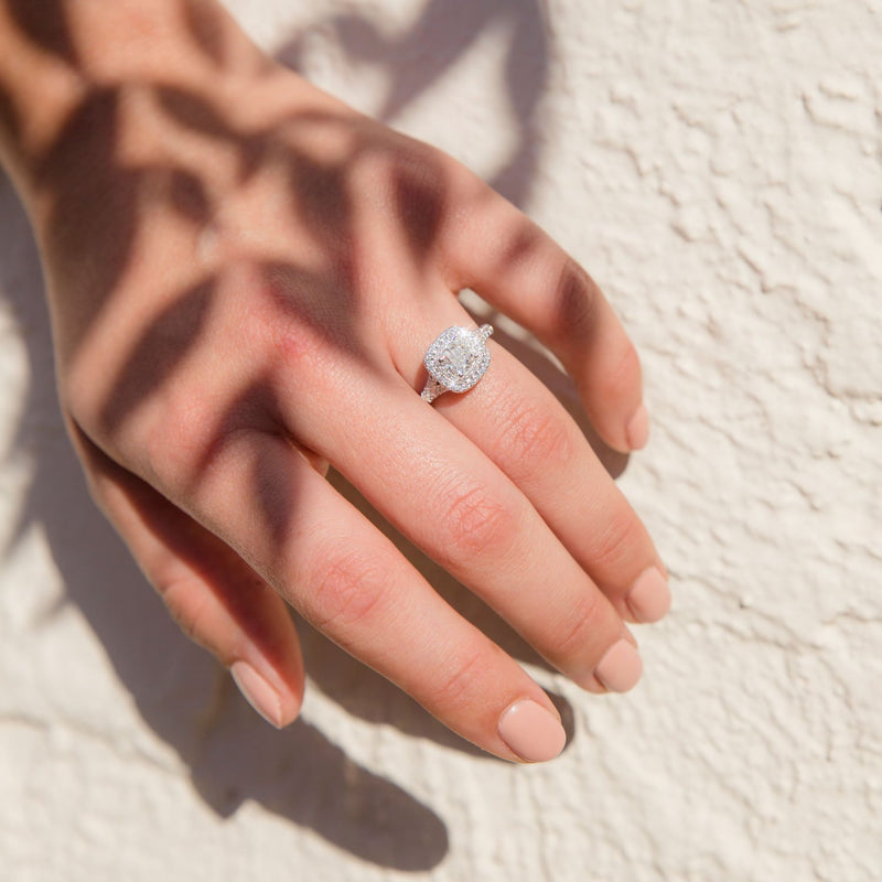 Cushion cut store ring no halo